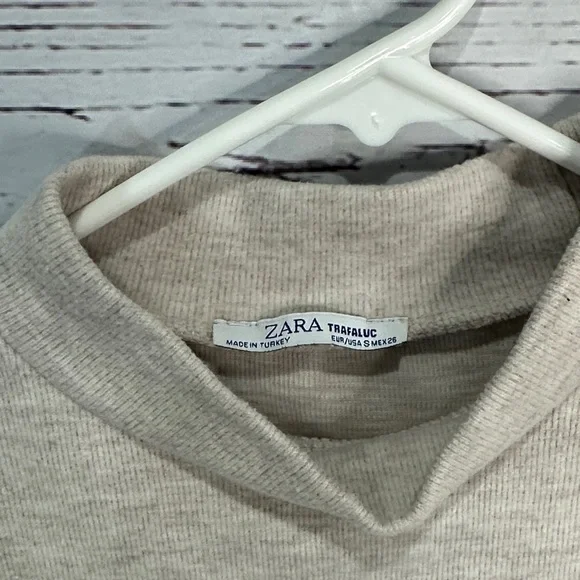 Zara Light Gray Mock Neck Crop Top - Picture 2 of 4